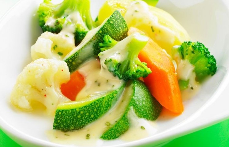 Réaliser des légumes au cuiseur vapeur avec sauce blanche