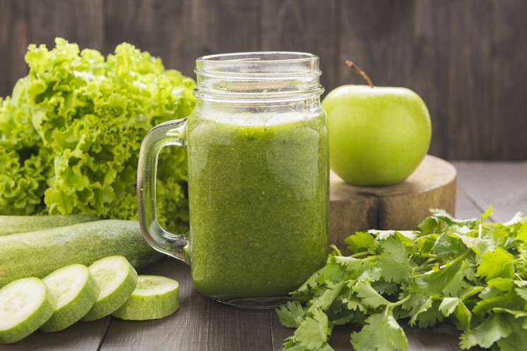 Réaliser un jus de pommes - épinards - courgettes à l'extracteur